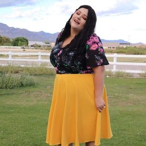 BLACK FLORAL CHIFFON SMOCKED CROP TOP